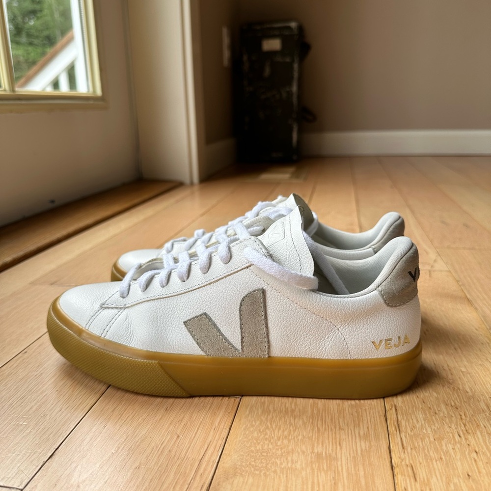 EUC- Veja white sneakers, sz 9 - Picture 2 of 6